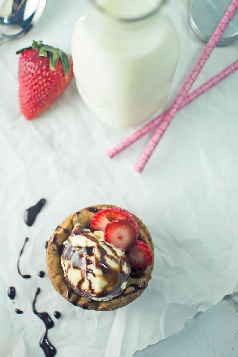 Enjoy these easy to make Cookie Sundaes are a great way to wind down your summer and get back to school - Recipe @LittleFiggyFood