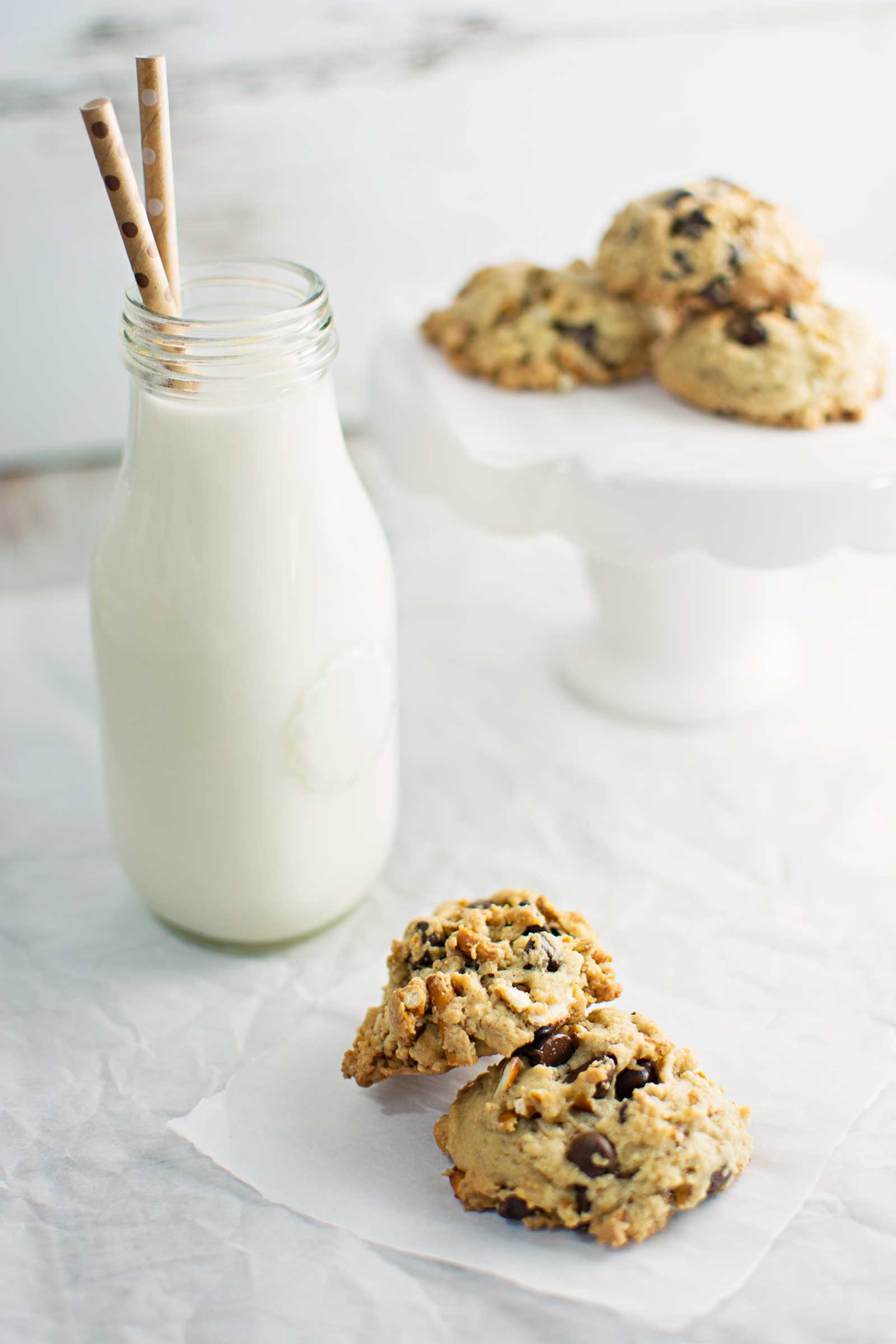 Enjoy a tall glass of cold milk with these tasty treats, Chocolate Chip Pretzel Cookies! Recipe @LittleFiggyFood