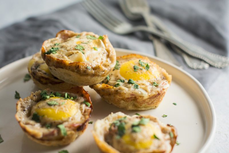 Enjoy these Croque Madame inspired Breakfast Bites for breakfast, lunch or dinner! Recipe @LittleFiggyFood