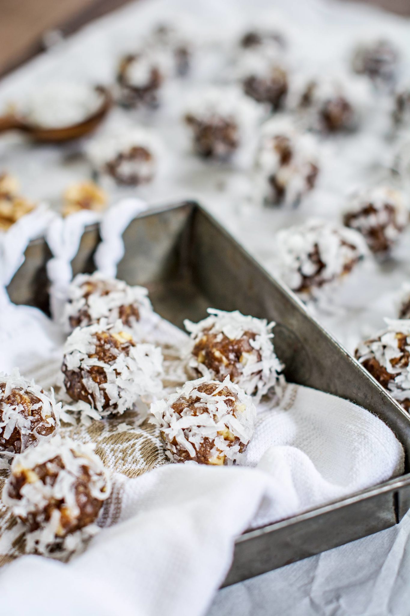 Try making up a batch of these healthy Honey Dates and Toasted Walnut Bites! Recipe at Little Figgy Food