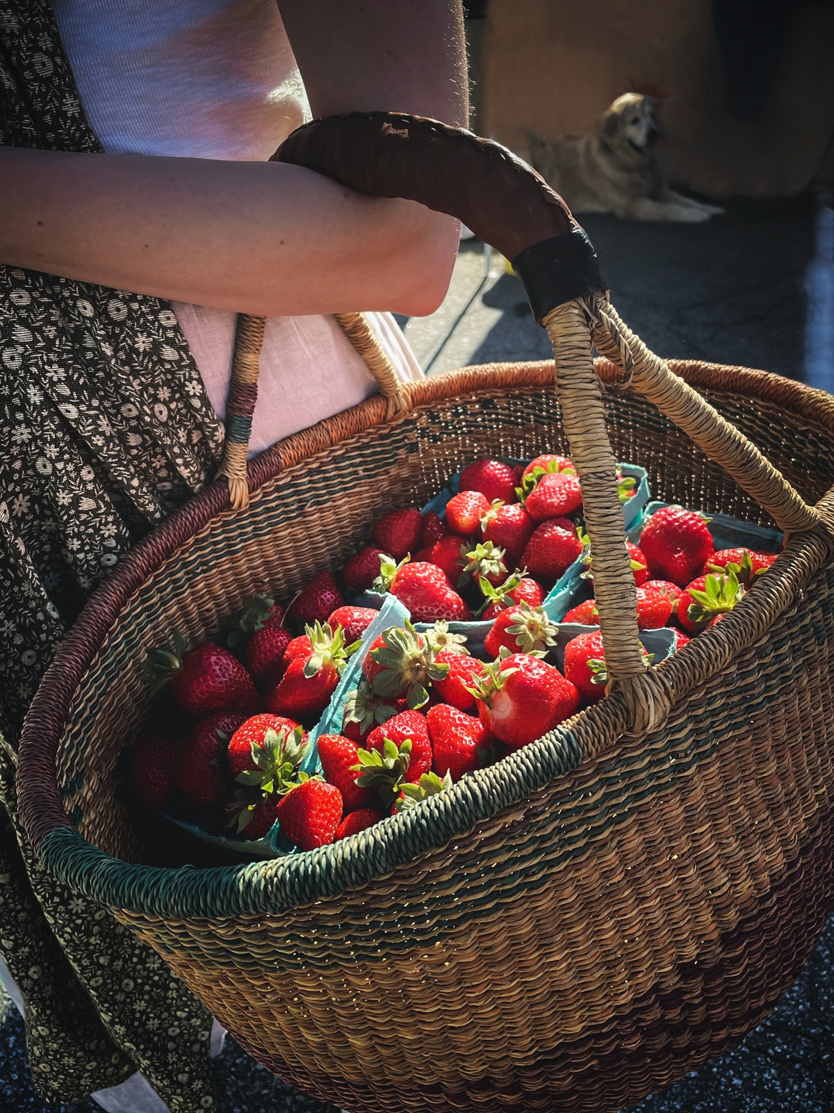 Buying strawberries at the market in a basket - tips from chefs that will make your food taste better